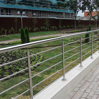 Старые ограждения из нержавеющей стали